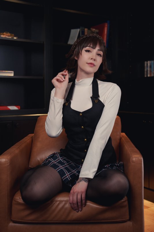 女性 · 模特 · 红眼睛 6336x9504 #e8288r