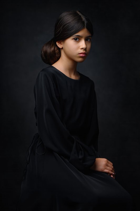 纯色背景 · 女性 · 黑色 2329x3500 #e82m8o